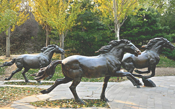 廣場銅馬雕塑——駿馬奔騰 ，鑄就永恒